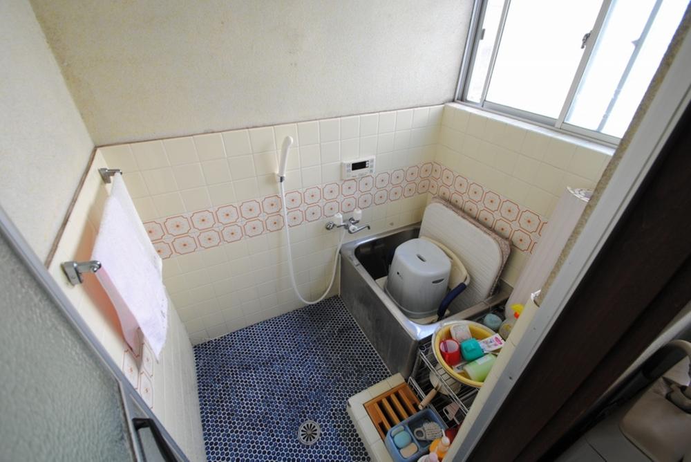 Bathroom. Indoor (11 May 2013) Shooting