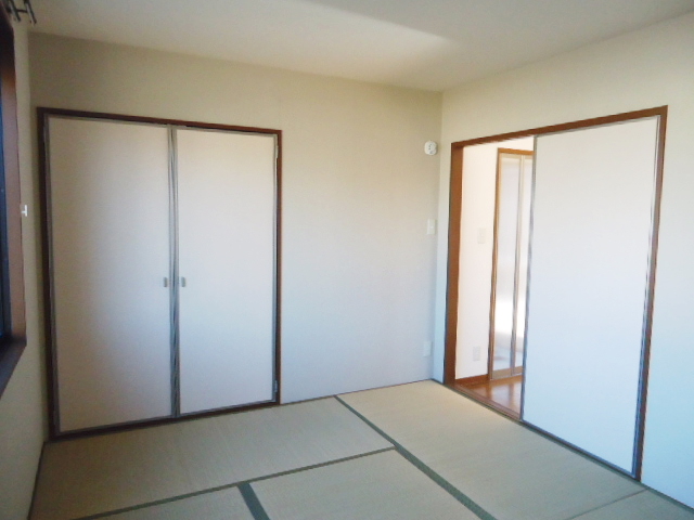 Other room space. North Japanese-style room There is storage space