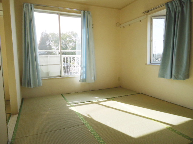 Living and room. West Japanese-style room curtain ・ With bay window Allowed change the tatami to CF