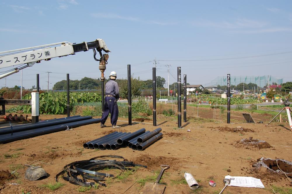 Construction ・ Construction method ・ specification. After ground survey, Construction of the ground improvement that meets the land. (Photo, Implantation of steel pipe pile)