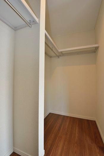 Receipt. 2.3 Pledge spacious walk-in closet. You can also happy to storage bulky clothing. 