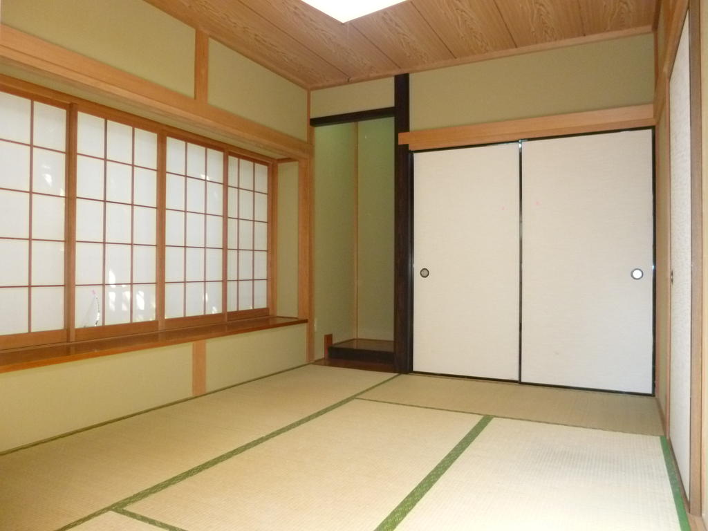 Other room space. Sun sun sun bright Japanese-style room from the south and large west side bay window