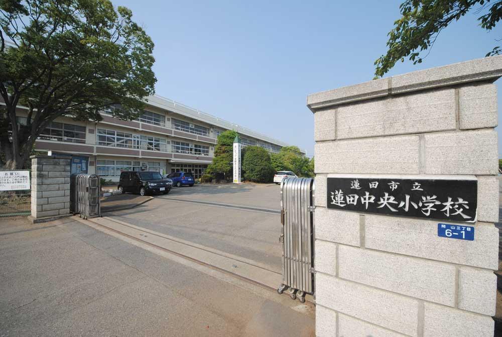 Primary school. 1000m number of children up to Hasuda central elementary school is more than 500 people, Elementary school that does not constantly children of laughter.