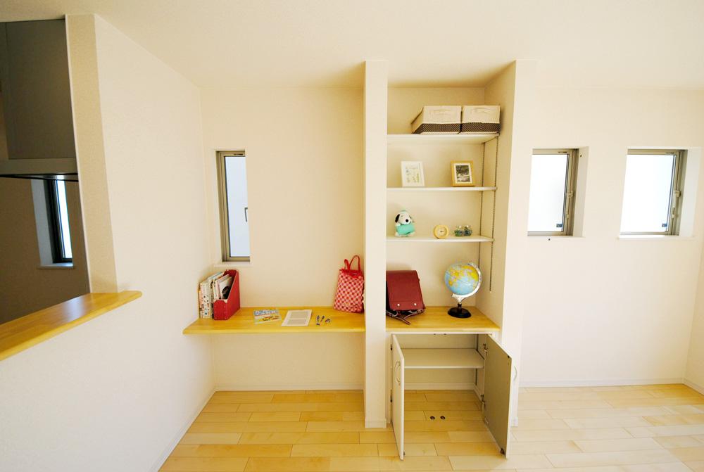 Other Equipment. Our construction cases. In the living room the family spend the longest time, "Kokoiku - KokoroIku -" storage & the learning space was established that. Satchel here, textbook, If to put such a collectively notebook, Organized, home work, Such as reading habits will be easier for each body. further, Also easier per only habit that put away. From now on, Although housework conductor of the mother is also important, In "Children's learning leads", It is important that'll lead to the environment in which children are likely to study.