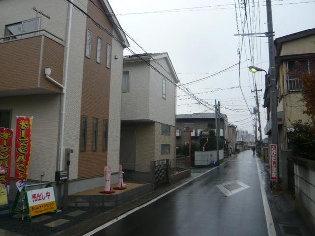 Local photos, including front road. ■ Front road clear some 5m!