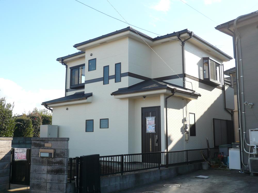 Local appearance photo. Renovated ☆ It is the outer wall roof shiny with pre-reform.  ☆ It can also be happy to become a very beautiful room.  ☆ Parking space is also available two parallel. But it will require additional construction work, Three also acceptable