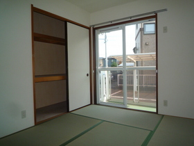 Living and room. Bright south-facing Japanese-style room (with balcony)