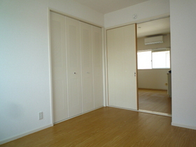 Living and room. Closet with a Western-style 6 quires