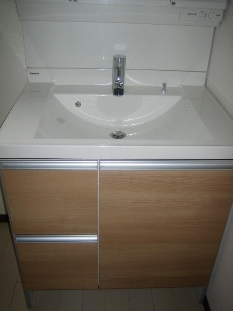 Wash basin, toilet