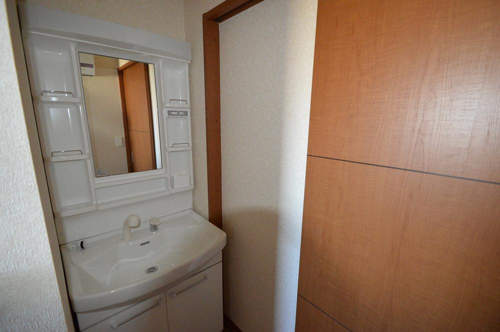 Wash basin, toilet. Indoor (12 May 2013) Shooting