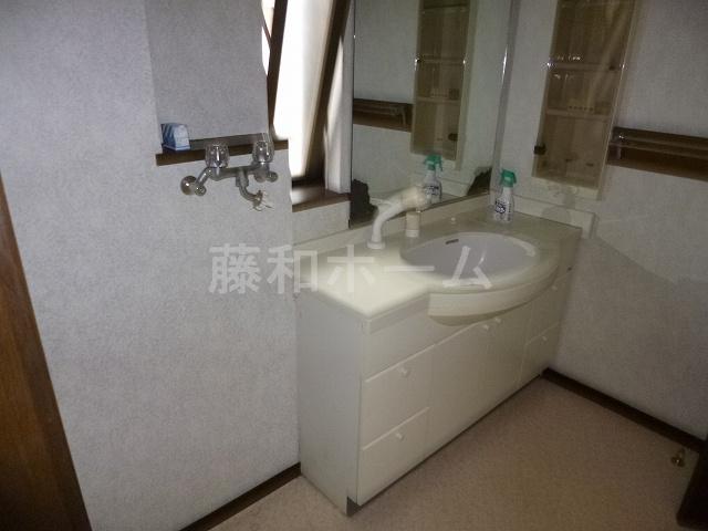 Wash basin, toilet. Indoor (11 May 2013) Shooting