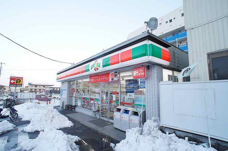 Convenience store. 200m to Sunkus (convenience store)