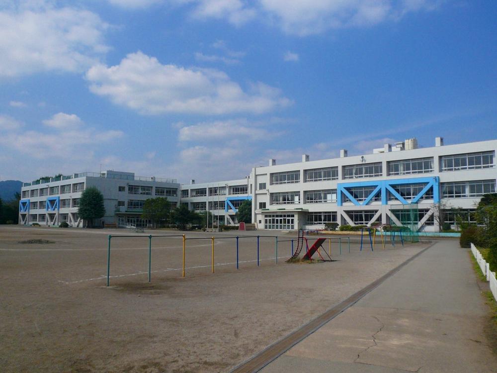 Primary school. 2256m to the Hidaka Municipal Komagawa Elementary School