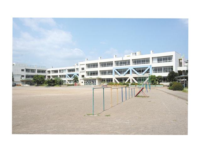 Primary school. 348m until Hidaka Municipal Komagawa Elementary School