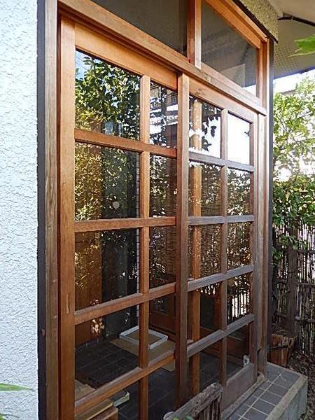 Entrance. Entrance porch front of the Japanese-style enclosure (September 2013) Shooting