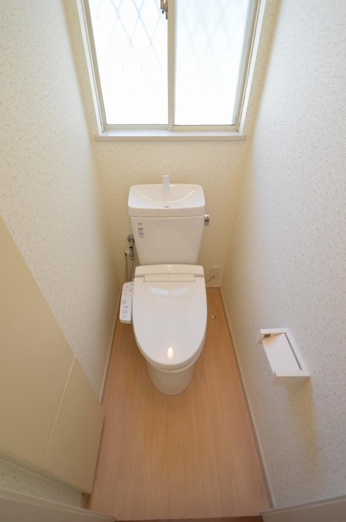 Toilet. Indoor (12 May 2013) Shooting