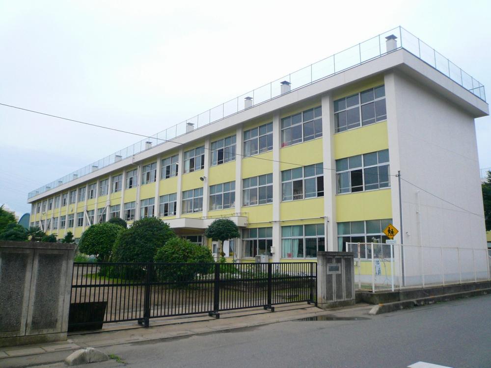 Primary school. 757m until Hidaka Municipal Takahagi Elementary School