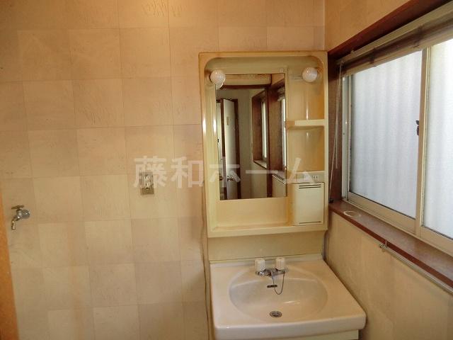 Wash basin, toilet. Indoor (12 May 2012) shooting