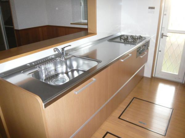 Kitchen. Face-to-face kitchen, Storage rack is also located convenient. It can be stored a lot