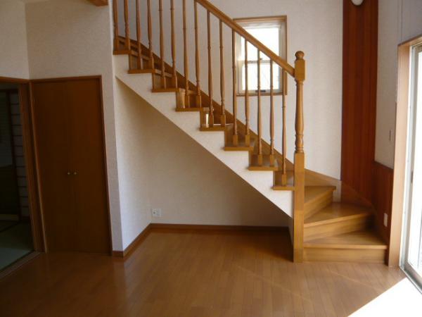 Other introspection. There is a staircase to a vaulted ceiling living