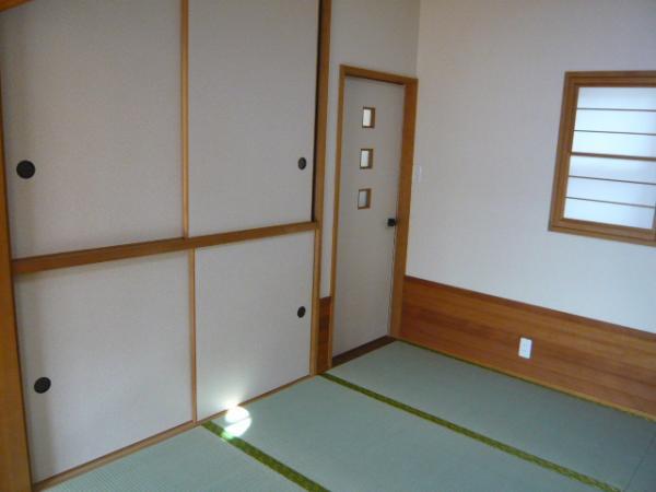 Non-living room. There is a Japanese-style room facing the living room