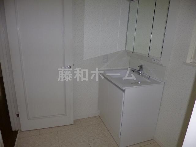 Wash basin, toilet. Indoor (11 May 2013) Shooting