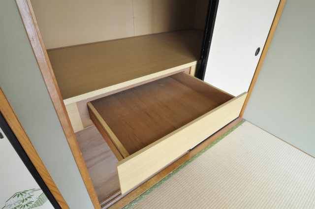 Receipt. There is a drawer for storage of Japanese-style room