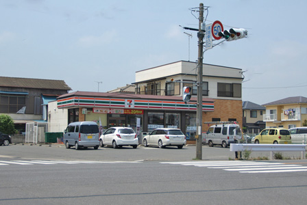 Convenience store. 500m to Seven-Eleven (convenience store)