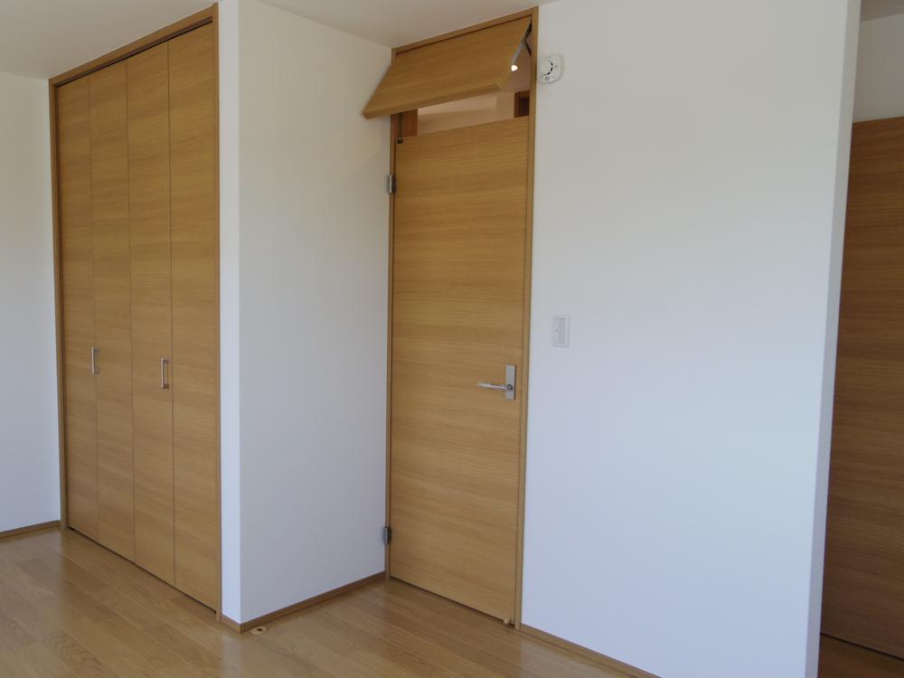 Non-living room. With movable transom Western-style door