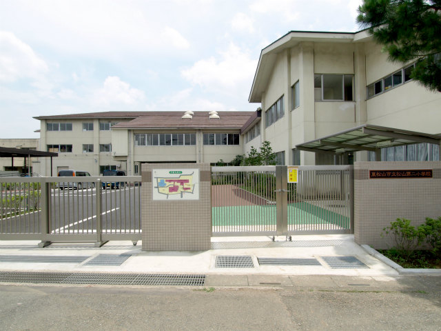 Primary school. 900m to the Higashi-Matsuyama Municipal Matsuyama second elementary school (elementary school)