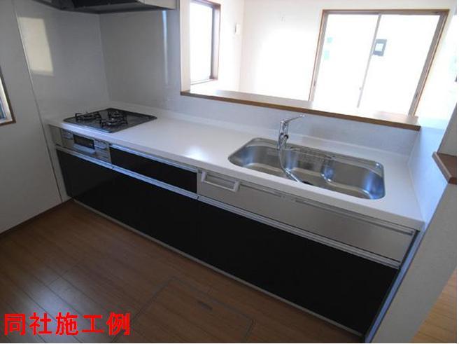 Same specifications photo (kitchen). It is face-to-face kitchen construction example of the same construction company. 