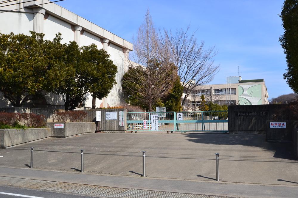 Primary school. 1060m to Shinjuku Elementary School
