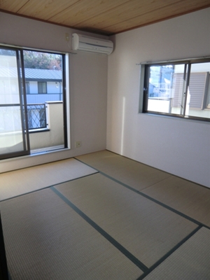 Other room space. Also it comes with a bay window in the Japanese-style room