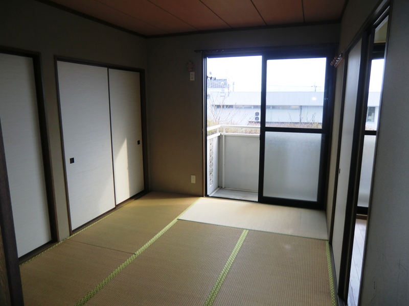 Other room space. Japanese-style room is also good per sun on the south-facing