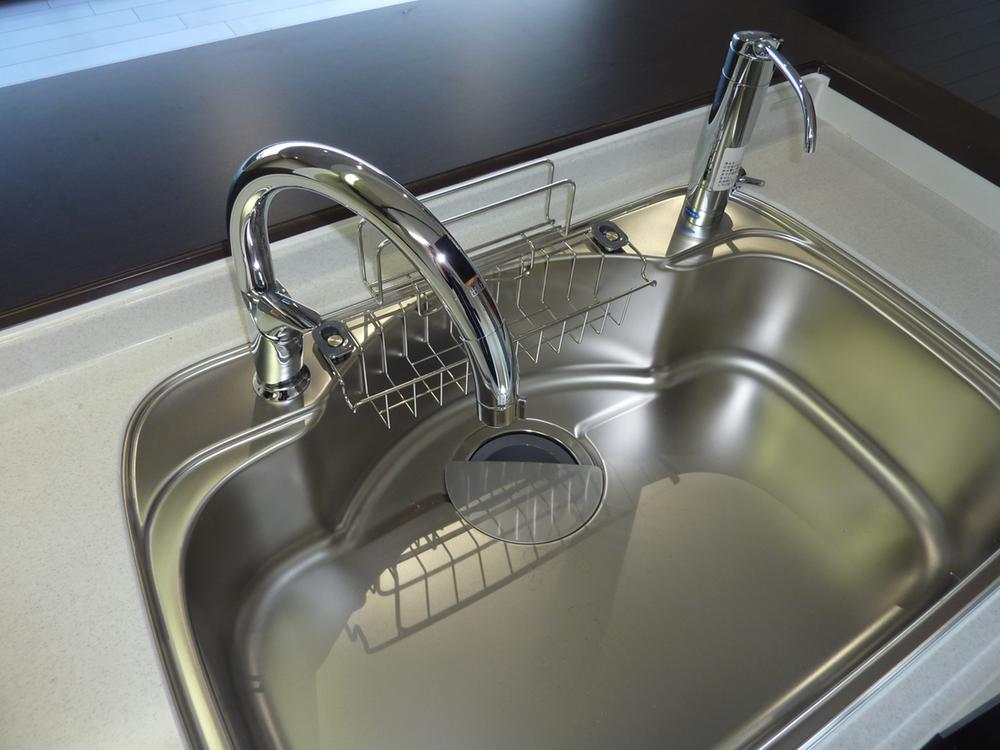 Kitchen. Sensor type faucets, water filter, 2013 October shooting