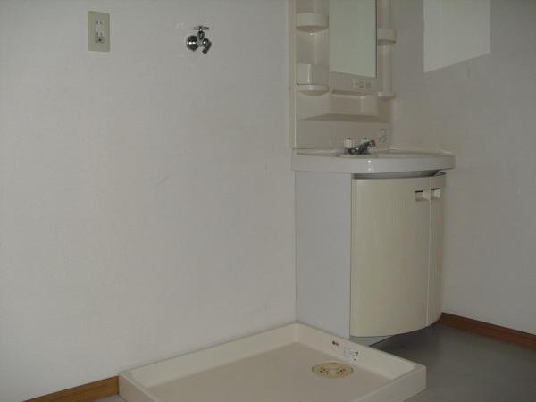 Washroom. Basin of clear ・ Laundry Area