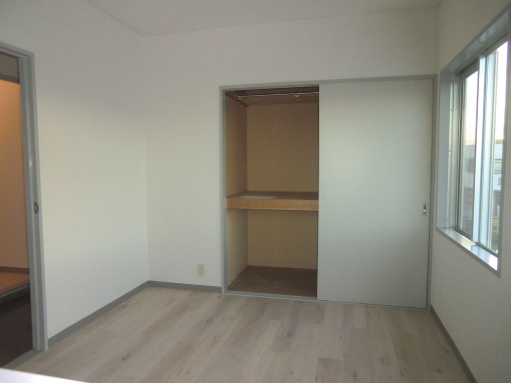 Other room space. The north side of the Western-style 4.5 Pledge