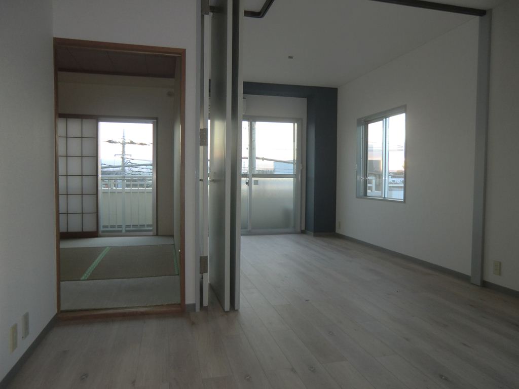 Living and room. A state in which Akehanashi the door between the dining and Western-style