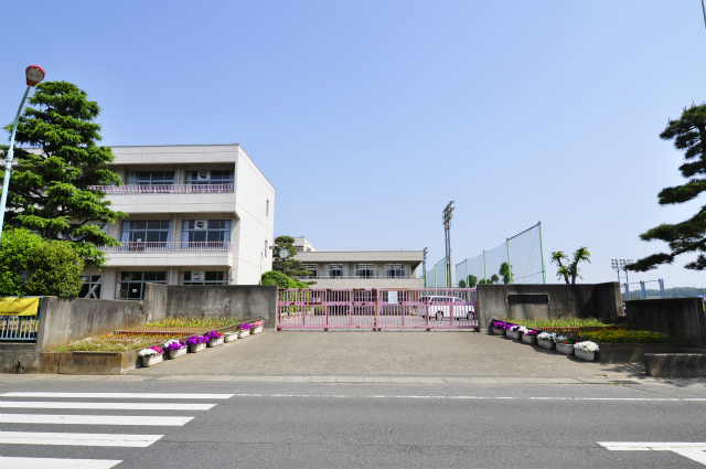 Junior high school. 190m to the east, junior high school (junior high school)