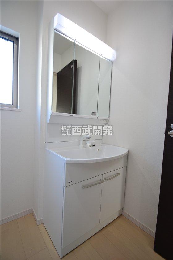 Wash basin, toilet. Indoor (10 May 2013) Shooting