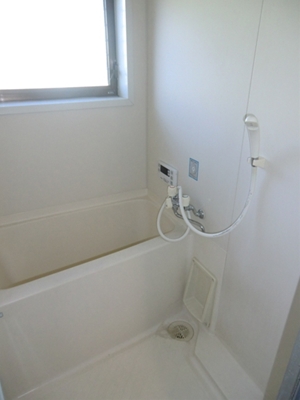 Bath. Bathroom with reheating hot water supply