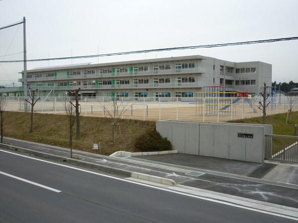 Primary school. 668m until namegawa standing ring around the moon Elementary School