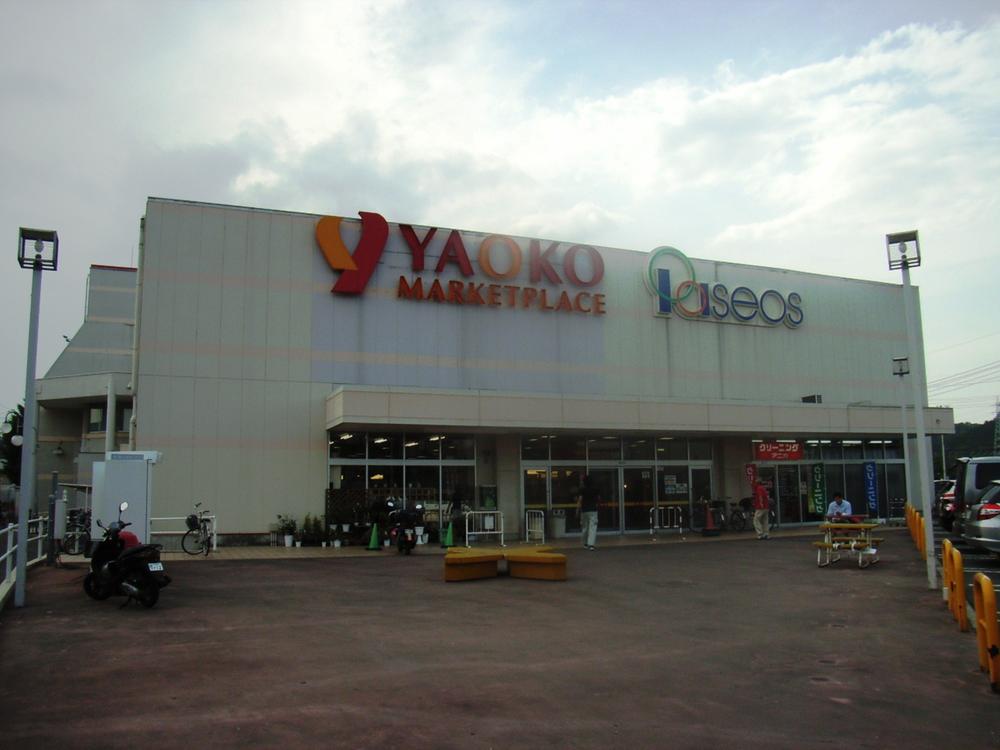 Shopping centre. 1000m to Yaoko Co., Ltd.