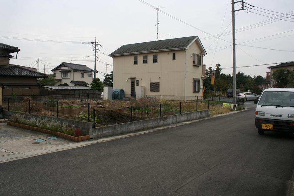 Local photos, including front road. Local (10 May 2011) Shooting