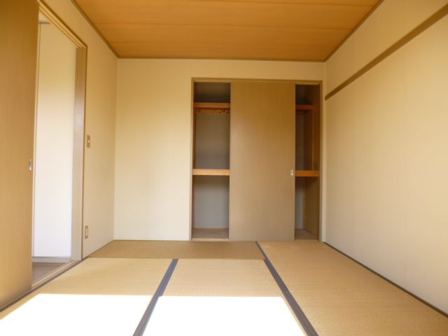 Living and room. Plenty with 1 between the content is housed in the Japanese-style room ☆