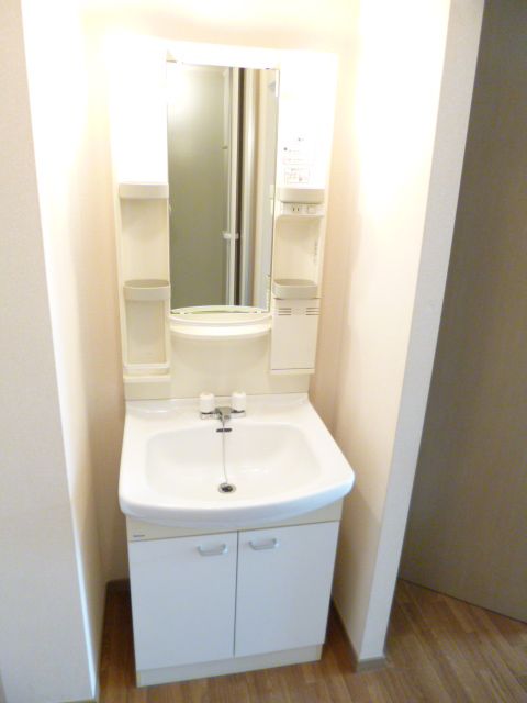 Washroom. Popular independent washbasin ☆