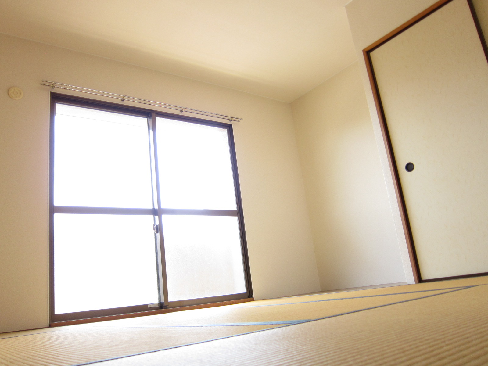 Living and room. Room with tatami. There is also a storage.
