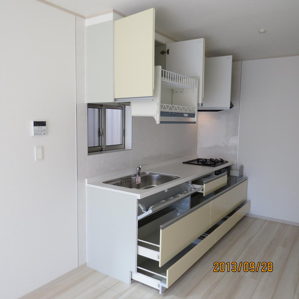 Same specifications photo (kitchen). Same specifications System kitchen All slide storage