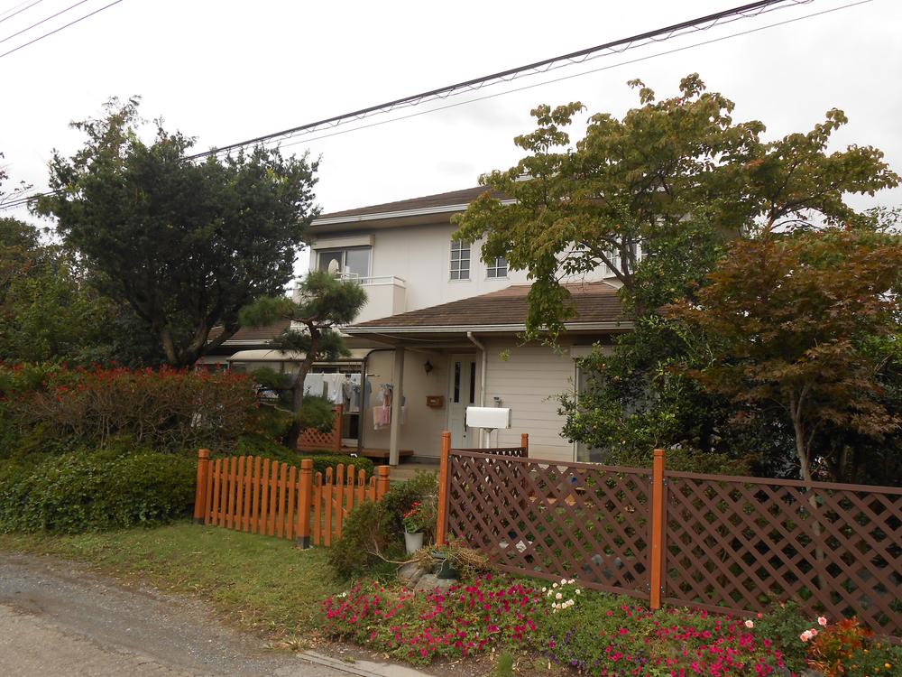 Local photos, including front road. Local (09 May 2013) is a custom home of shooting 1990 Built in Kubota House construction.
