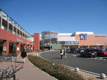 Shopping centre. UNICUS is a mall that contains the 1758m United Cinema movie theater until Kamisato.
